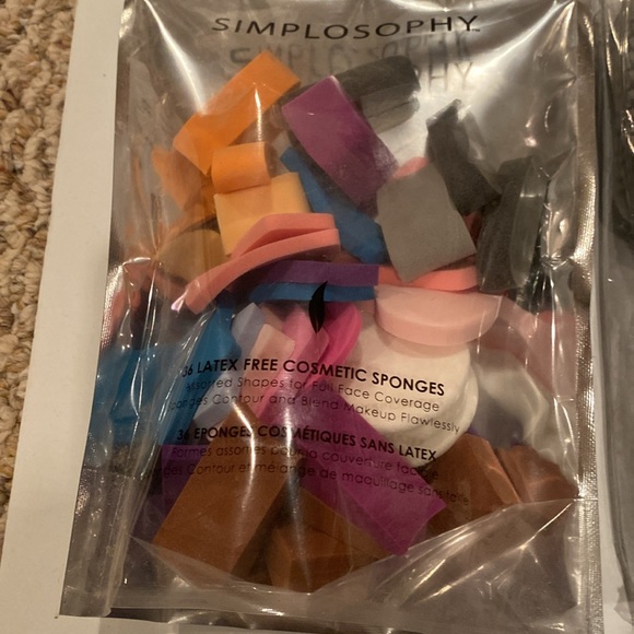 NIP Brush/Comb/Mirror Set + Simplosophy 36 Latex free Cosmetic Sponges - Picture 3 of 3